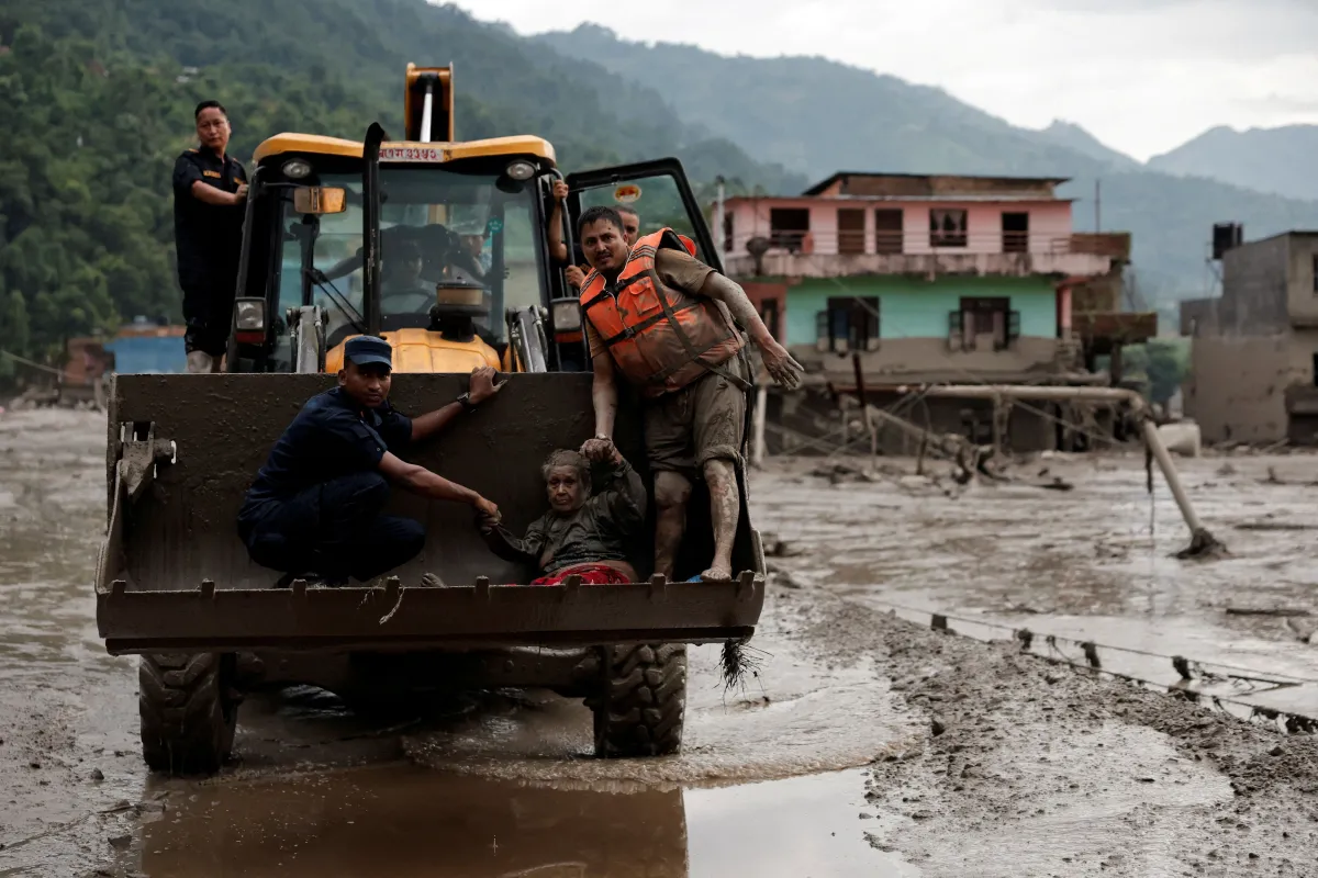 Nepal: lama e chuva dificultam buscas por centenas de desaparecidos
